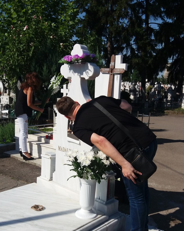 Nu au uitat-o pe Mădălina! Pelerinaj la mormântul artistei! Fanul său numărul 1 nu a lipsit GALERIE FOTO