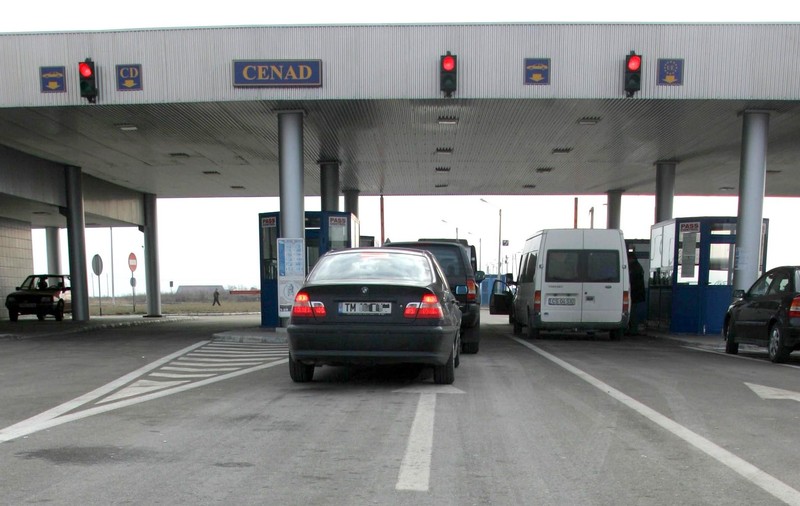 Situație disperată aproape de Timișoara. Zeci de oameni veniți din străinătate, ținuți în mașini de 12 ore, fără mâncare sau apă. Poliția neagă că ar fi adevărat
