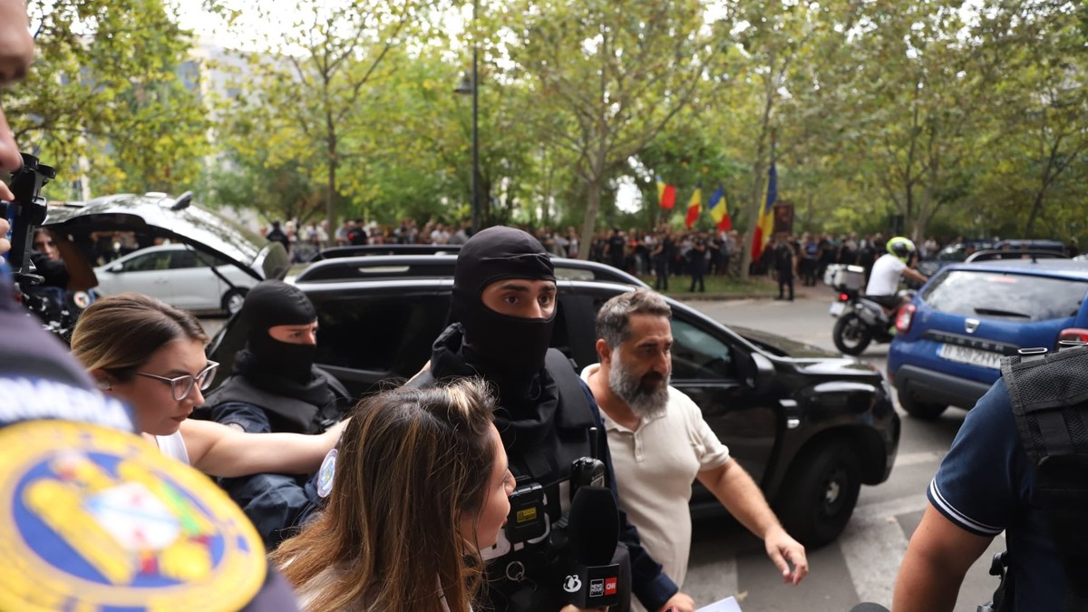 Omul de afaceri Ionel Rusen, apropiatul lui Călin Georgescu, adus pentru audieri la DIICOT. Foto: Libertatea/ Dumitru Angelescu