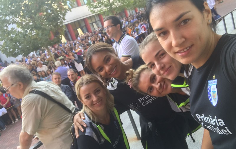 Sportivii de la CSM București au deschis anul școlar. Cristina Neagu, asaltată de copii și de părinți pentru autografe / FOTO