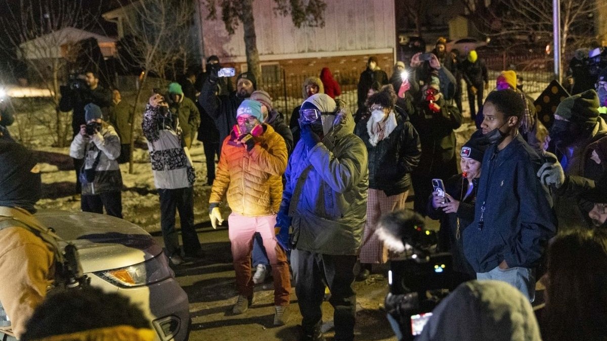 Tensiunile se intensifică în timpul protestului anti-ICE, în urma unui incident armat în care au fost implicați agenți federali în nordul orașului Minneapolis, Minnesota, SUA, pe 14 ianuarie 2026. Cu o săptămână înainte, un agent al Serviciului de Imigrare și Vamă al SUA (ICE) a împușcat mortal pe Renee Nicole Good.