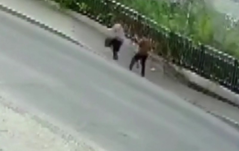VIDEO | Imagini șocante surprinse în China. Un trotuar s-a prăbușit în timp ce două persoane se plimbau pe el