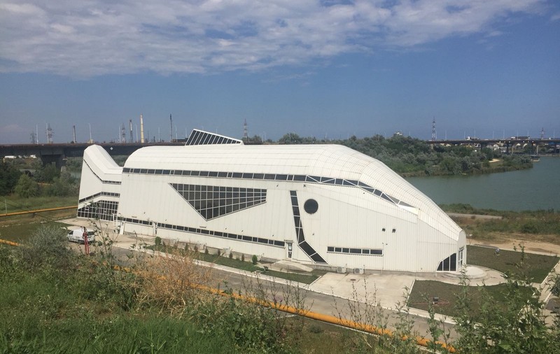 REPORTAJ/Piața de pește din Năvodari, un mastodont construit cu bani europeni, zace nefolosit. 1,5 milioane de euro, aruncați pe apa sâmbetei