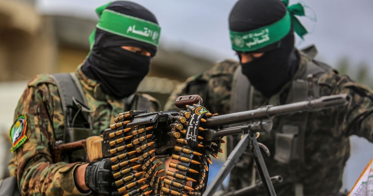 Luptătorii brigăzilor Ezz al-Din Al-Qassam și aripa militară a Hamas verifică o pușcă mitralieră, februarie 2025