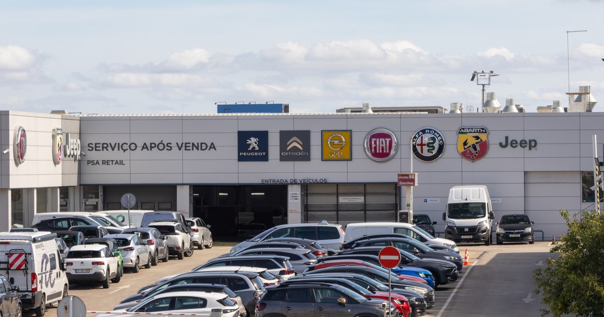Mărci Stellantis - Peugeot, Citroen, Fiat, Alfa Romeo, Opel, Jeep - la un dealer