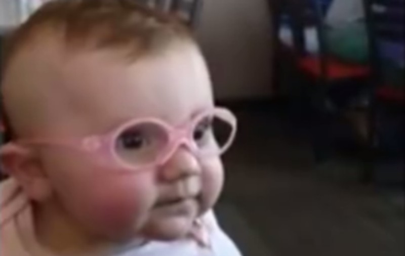 REACȚIA unui bebe de 10 luni care vede clar pentru prima dată! Ce face după ce mămica lui îi pune ochelari | VIDEO