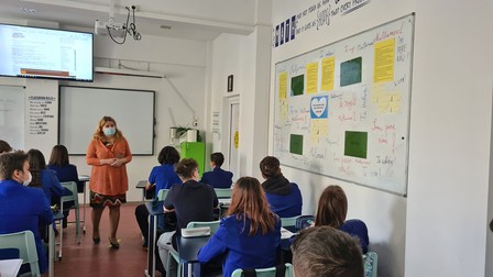 Adina Romanescu, într-o sală de clasă