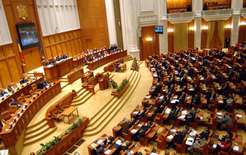 Camera Deputaților a CHELTUIT peste 7.000 de EURO pe 500 de... INSIGNE pentru parlamentari