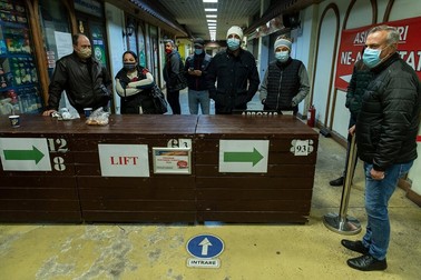 Comercianții de la parter sunt supărați că magazinele le-au fost închise. Foto: Vlad Chirea / Libertatea