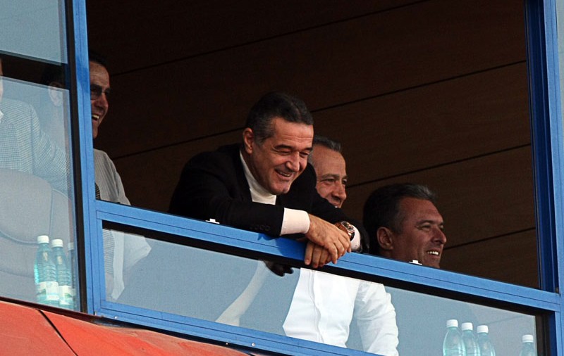 Becali îşi face scut din pensionari - le oferă bilete gratuite