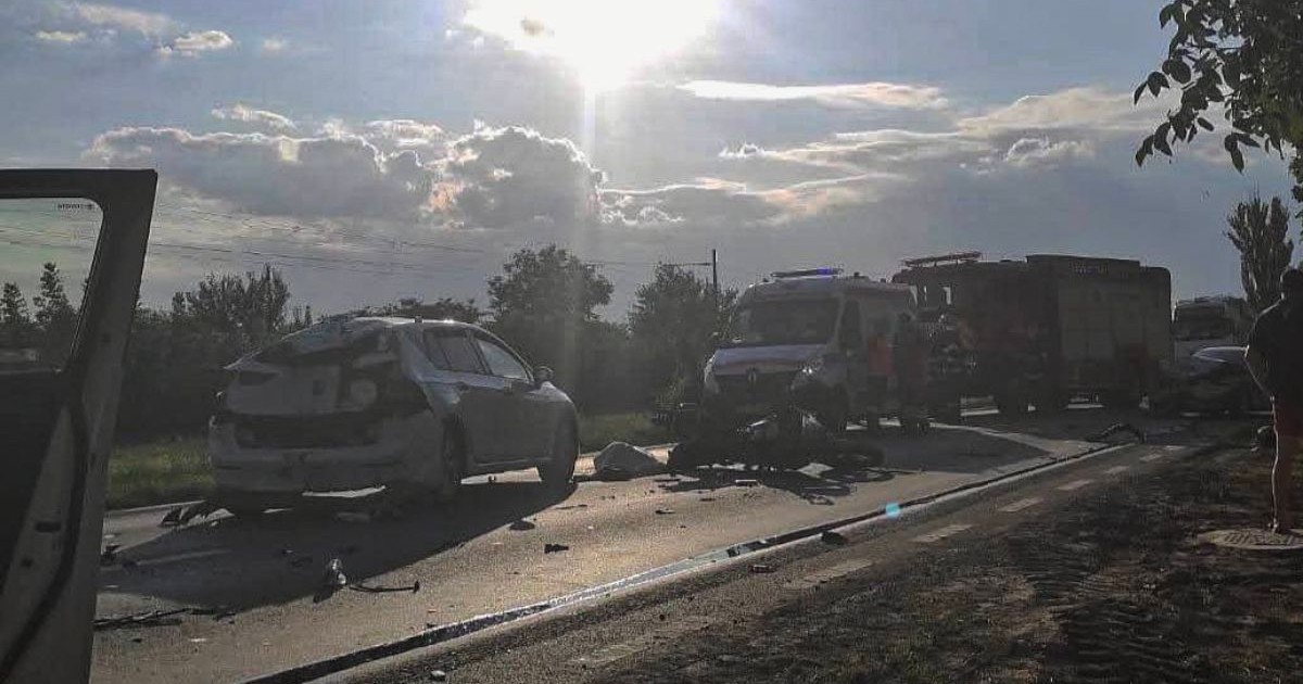 accident auto Galați - mașină albă lovită, înconjurată de bucăți de plastic, o mașină de poliție