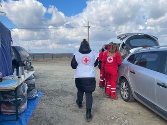 Voluntarii Crucii Roșii preiau pachetele din mașina lui Vlad