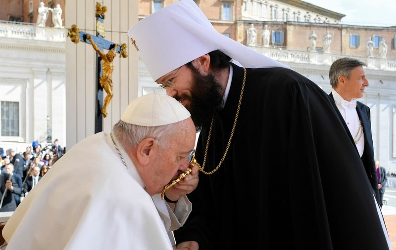 Papa Francisc s-a întâlnit cu un oficial de la vârful Bisericii Ruse după declarațiile despre „misiunea” de pace care au surprins Moscova și Kiev