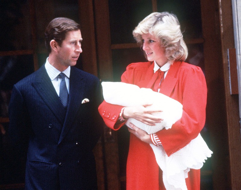 Prințesa Diana și Prințul Charles părăsind Spitalul St. Mary din Londra după nașterea lui Harry, al doilea fiu al lor. Foto:Hepta