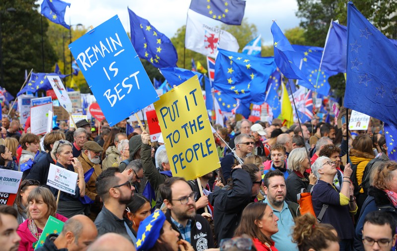 BREXIT | Parlamentul britanic a blocat acordul privind ieșirea țării din UE, în timp ce zeci de mii de oameni protestează. Boris Johnson, forțat să ceară o nouă amânare