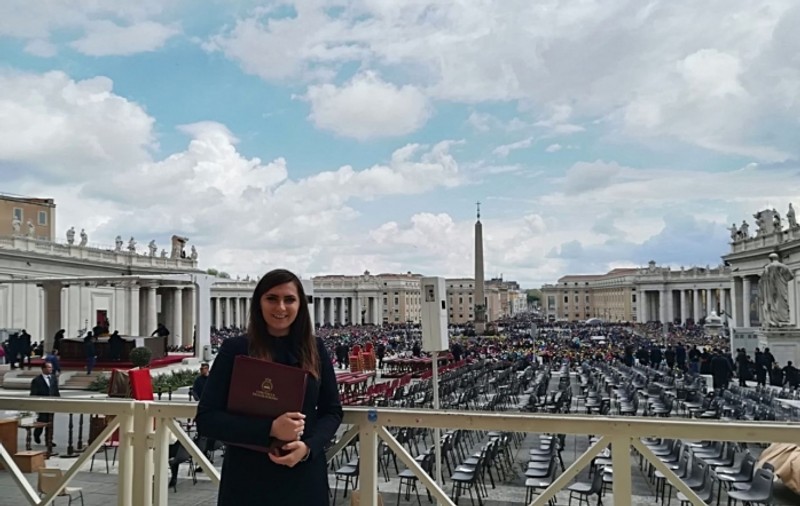 O tânără din Cluj i-a cântat Papei Francisc de mai multe ori. Maria tratează oamenii cu diferite dizabilități prin muzicoterapie
