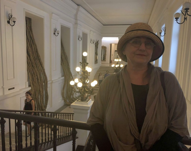 REPORTAJ: Arta din fân! Un deal întreg din Bucovina "a invadat" Muzeul de Artă din Timișoara: "Am vrut ca vegetalul să inunde spațiul nostru cotidian"
