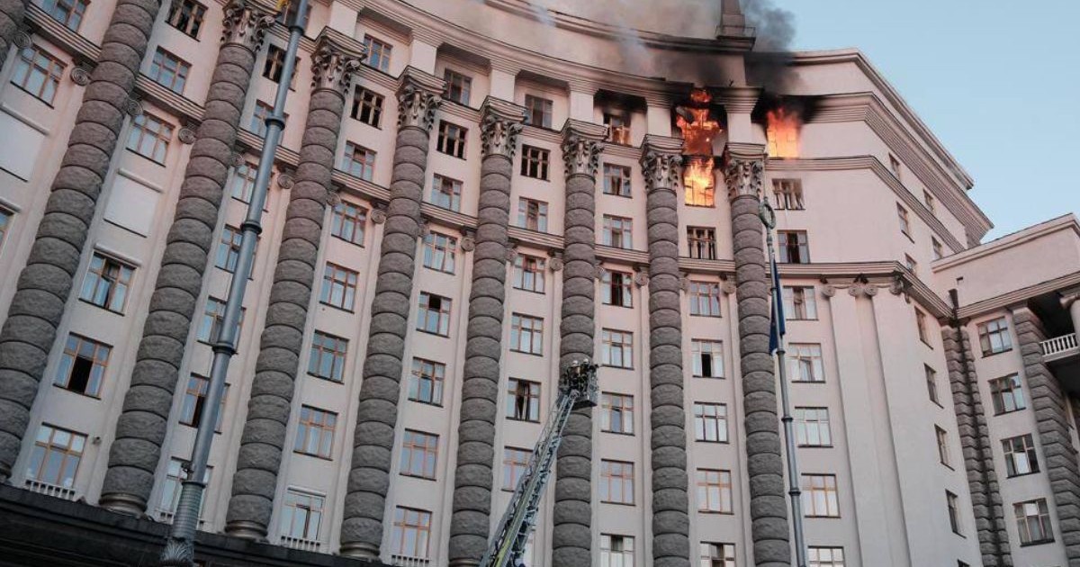 Un atac cu drone asupra Kievului a provocat un incendiu în clădirea Guvernului, se vad fl[c[ri la etajele superioare ale cladirii, in fata o macara, 7 septembrie 2025
