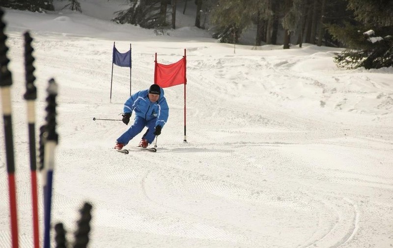 La debutul Serbărilor Zăpezii de la Vatra Dornei, primarul-schior Ilie Bonchiş a testat, într-un slalom, calitatea pârtiei  