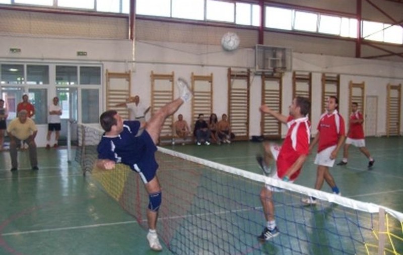 Mergem la Europenele de fotbal-tenis