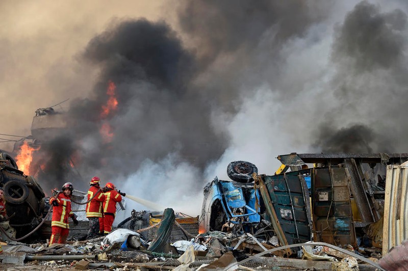 Mai mulți pompieri încearcă să stingă flăcările în urma exploziilor care au zguduit Beirutul | Foto: EPA
