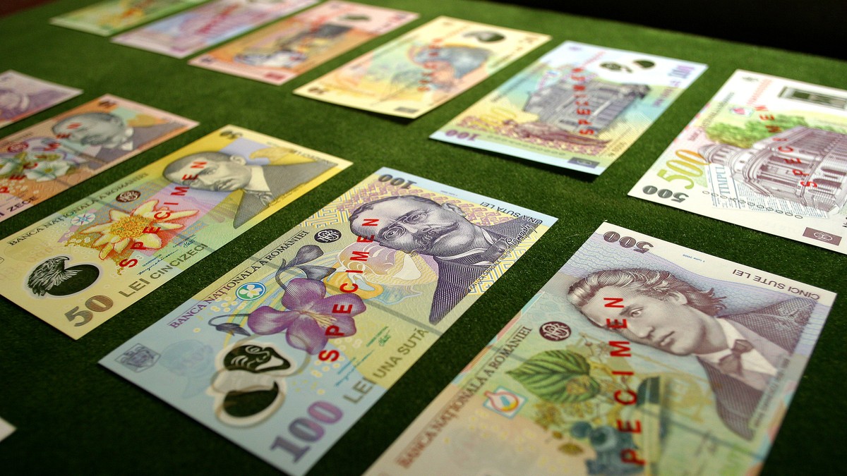Paradoxul românesc: Țară depopulată și sărăcă cu creșteri economice record. Bancnote