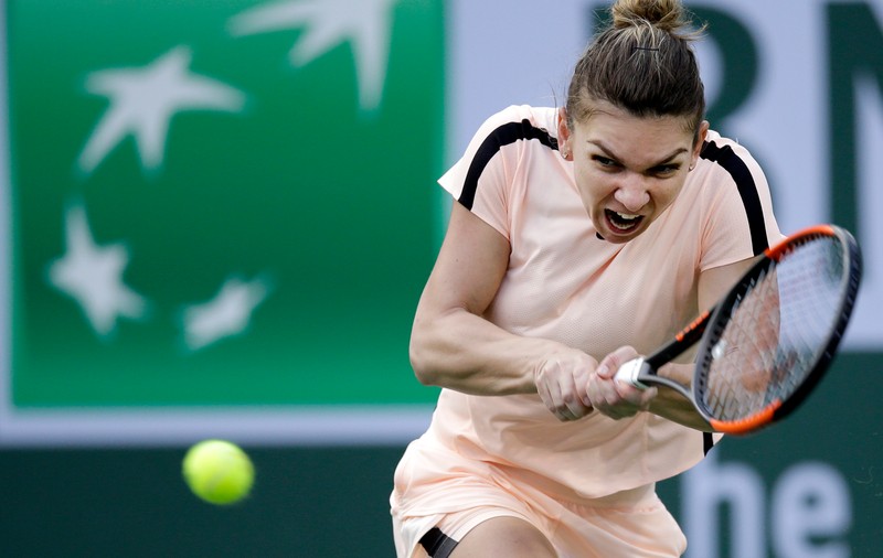 Gest nesportiv al Carolinei Dolehide în meciul cu Simona Halep de la Indian Wells. În ”războiul sânilor”, americanca i-a tras una în piept româncei! | FOTO&VIDEO