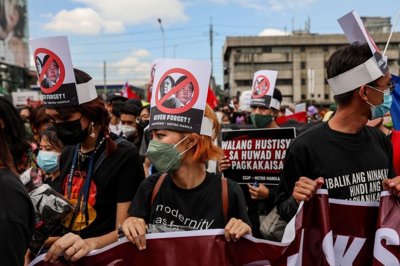 Nu toți filipinezii au fost convinși. În februarie 2022, criticii lui Marcos au ieșit în stradă pentru a aniversa 36 de ani de la revoluția care l-a gonit de la putere pe tatăl său. FOTO: Hepta