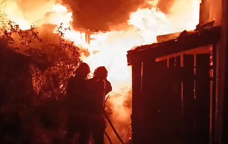 Incendiu puternic la o casă din Oradea. Focul a izbucnit lângă centrala de încălzire