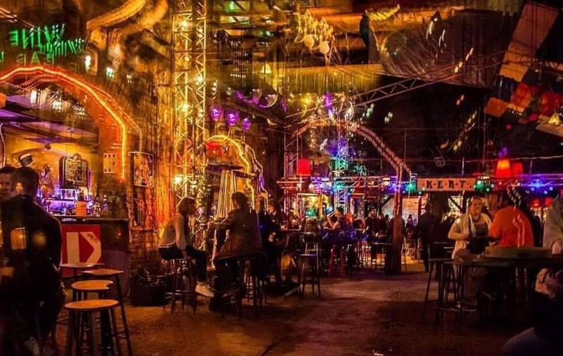 Un bar din Budapesta a fost desemnat cel mai bun din Europa în 2026: „Cocktailuri excelente, mulți tineri îmbrăcați elegant”