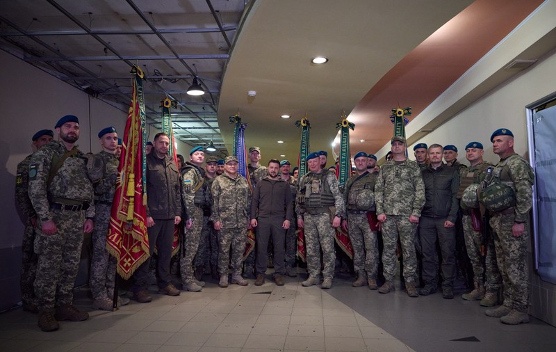 Volodimir Zelenski a mers în prima linie pentru a-i felicita pe militari. „Slavă tuturor celor care apără Ucraina!”