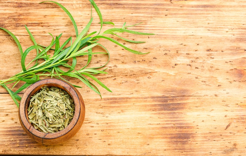Tarhon - cum se consumă și ce beneficii are planta aromatică