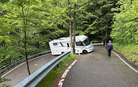 O rulotă s-a blocat într-o curbă și a închis timp de trei ore un drum din Elveția: „A ales un loc de camping mișto”