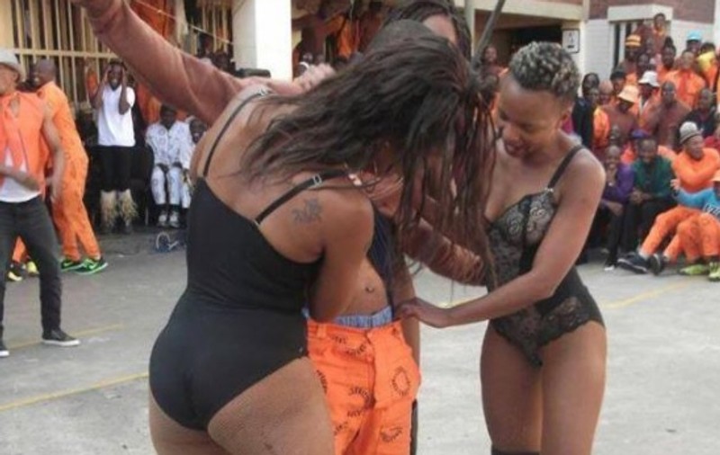 Striptease la o închisoare din Africa de Sud. Mai multe femei au dansat lasciv pentru deținuți