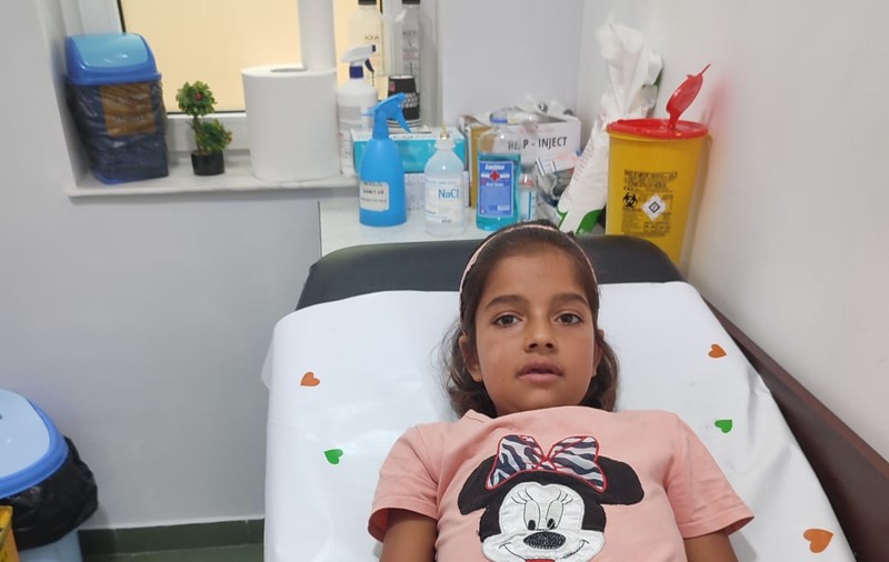 Crenguța are nevoie de 20.000 de lei lunar pentru a lupta cu două boli cumplite. Fetița de 8 ani suferă de cancer abdominal și de sindromul chilaiditi