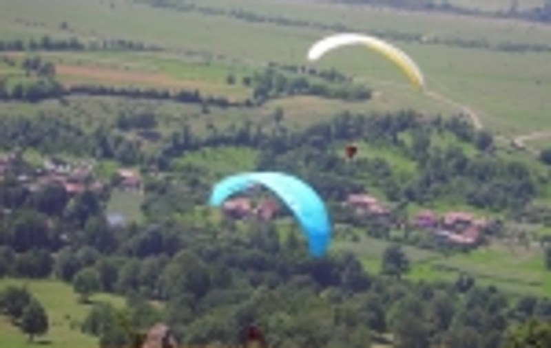 Fetele zboara cu parapanta gratis, la Cluj!	