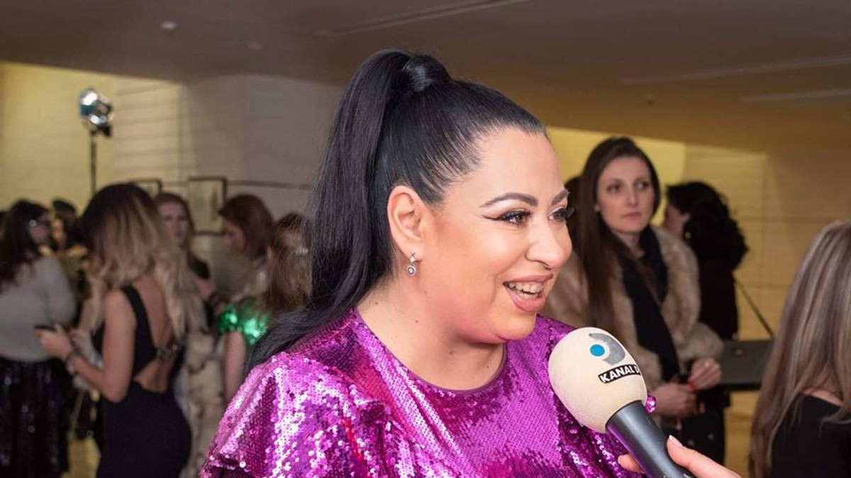 Oana Roman își donează rochia pe care a purtat-o la cununia civilă