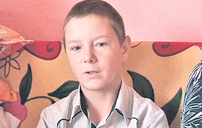 Drama unui tânăr din Săpânţa! Deşi are un handicap grav, statul îl trimite la muncă | Are 18 ani, dar arată ca un copil de 8 ani