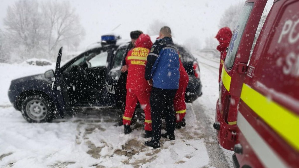 Viscolul și zăpada au mobilizat 17.000 de angajați ai ”Internelor”. Salvatorii au folosit 7.700 de utilaje și șenilate