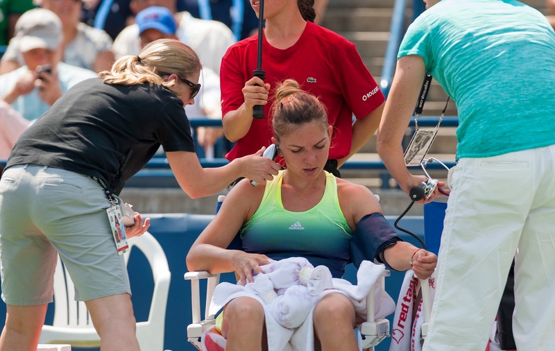 Halep a explicat motivele abandonului din finala de la Toronto: ”În primul set am simțit dureri musculare. Apoi, durerea s-a dus spre genunchi. În setul secund m-am simtit mai rău, aveam crampe la stomac, amețeli” / FOTO
