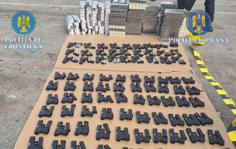 Un șofer de TIR din Turcia a încercat să intre în România cu 106 pistoale