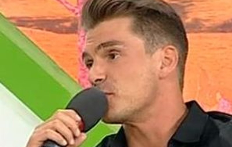 Video | Bogdan Vlădău, agasat de femei la telefon şi pe Facebook