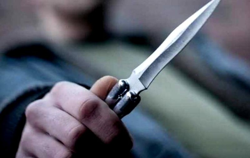 Un tânăr din Prahova a înjunghiat un trecător, pentru că l-a atins în timp ce mergea pe stradă