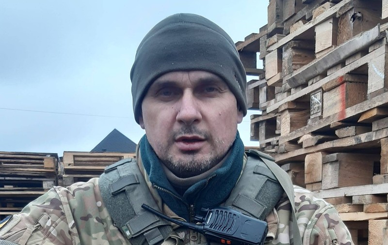 Regizorul de film ucrainean Oleg Sentsov apără Kievul în prima linie: „Am învățat să trăiesc în tranșee”