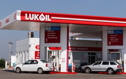 Cum vor arăta benzinăriile Lukoil din România, după ce au fost vândute. Brandul folosit de noul proprietar în Belgia, Olanda sau Italia