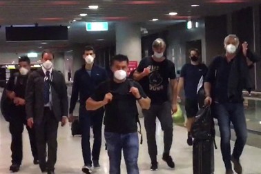 Novak Djokovic și Goran Ivanisevic (al treilea și al patrulea, de la stânga), în aeroportul din Melbourne. Foto: Profimedia