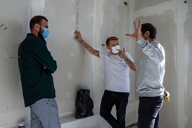 Codin Maticiuc discută cu inginerul constructor şi cu un furnizor