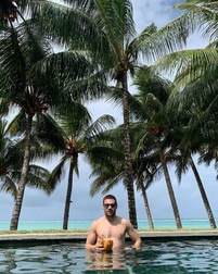 Adrian Popa se relaxează la piscină