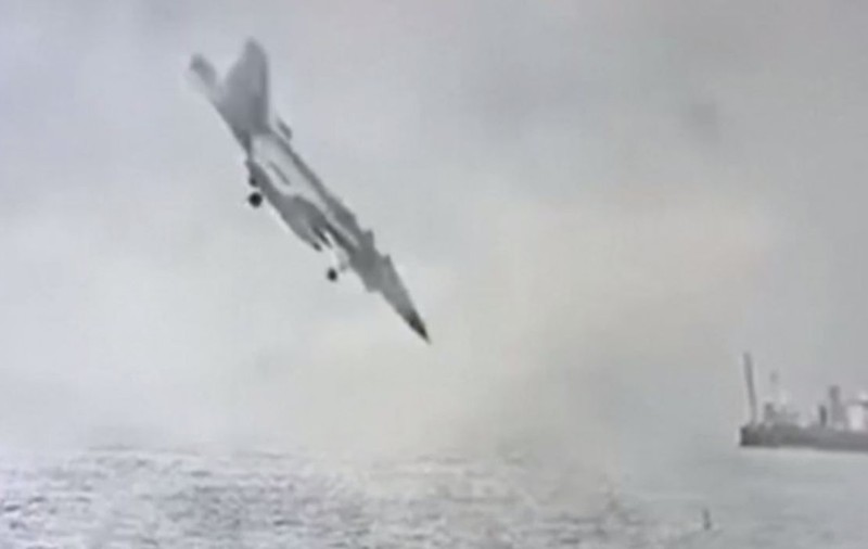 Momentul în care un avion american de luptă s-a prăbușit în portul San Diego | VIDEO