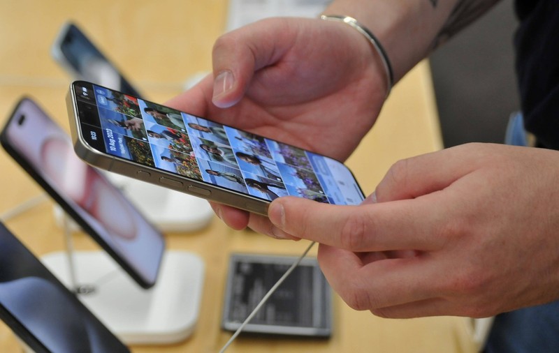 Apple afirmă că lucrează la problemele de supraîncălzire ale iPhone 15 și susține că Instagram și Uber contribuie la eroarea reclamată de unii utilizatori